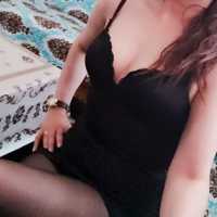 Erdemli Escort Bölgesindeki En Gözde Kız: Işıltılı Saçları ve Göz Alıcı Figürüyle